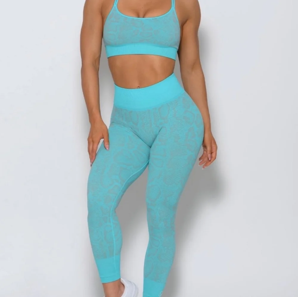 Bombshell NWOT Snakeskin Seamless Blue Grey L/XL - Picture 4 of 13